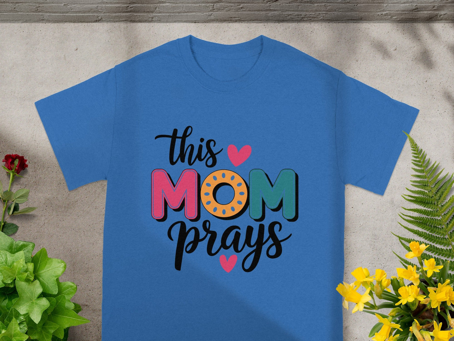 This Mom Prays Heart Design Graphic T-shirt